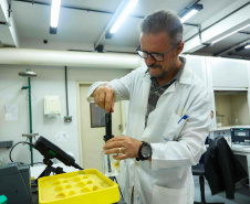 Composto por três laboratórios, a estrutura do IAT faz análises regulares de amostras de água, solo, sedimentos e peixes para a identificação de contaminantes e poluentes