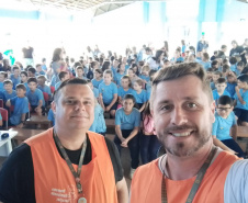 Voluntários da Copel orientam comunidades do Centro Sul sobre os cuidados com a rede elétrica 