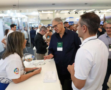 Feira de Serviços do Paraná Mais Cidades orienta gestores para acesso a programas do Estado