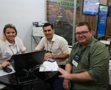 Feira de Serviços do Paraná Mais Cidades orienta gestores para acesso a programas do Estado