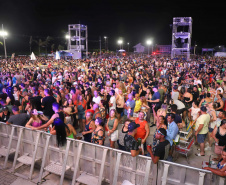 Rionegro & Solimões levam 30 mil fãs de sertanejo raiz para espetáculo em Pontal do Paraná