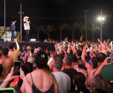 Rionegro & Solimões levam 30 mil fãs de sertanejo raiz para espetáculo em Pontal do Paraná