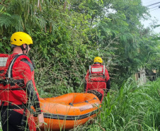 Bombeiros localizam menino que se afogou em Curitiba