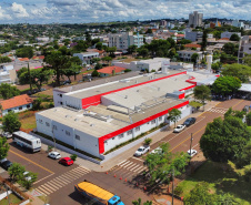  Hospital Municipal de Realeza, na Região Sudoeste. A unidade, que recebeu um aporte de R$ 2,25 milhões do Estado, por meio da Secretaria da Saúde (Sesa), é fruto da transformação e ampliação de um antigo Pronto Atendimento do município, que agora muda seu perfil assistencial e passa a contar com 28 leitos e serviços de emergência, internamento clínico adulto e pediátrico.