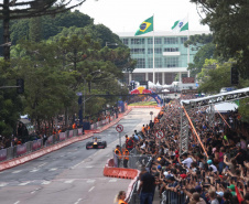 Adrenalina e velocidade: fãs apaixonados vibram com apresentação de carros na Red Bull Showrun