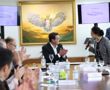 A Universidade Estadual de Londrina (UEL) será a primeira instituição de ensino superior estadual do Paraná a ter um parque tecnológico em seu campus, no Norte do Estado. O projeto arquitetônico do novo espaço, que será um hub de inovação integrado à infraestrutura acadêmica e de pesquisa da universidade, foi apresentado nesta terça-feira (11) ao governador Carlos Massa Ratinho Junior.