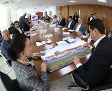 A Universidade Estadual de Londrina (UEL) será a primeira instituição de ensino superior estadual do Paraná a ter um parque tecnológico em seu campus, no Norte do Estado. O projeto arquitetônico do novo espaço, que será um hub de inovação integrado à infraestrutura acadêmica e de pesquisa da universidade, foi apresentado nesta terça-feira (11) ao governador Carlos Massa Ratinho Junior.