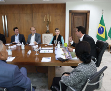 A Universidade Estadual de Londrina (UEL) será a primeira instituição de ensino superior estadual do Paraná a ter um parque tecnológico em seu campus, no Norte do Estado. O projeto arquitetônico do novo espaço, que será um hub de inovação integrado à infraestrutura acadêmica e de pesquisa da universidade, foi apresentado nesta terça-feira (11) ao governador Carlos Massa Ratinho Junior.
