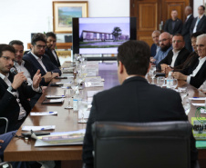 A Universidade Estadual de Londrina (UEL) será a primeira instituição de ensino superior estadual do Paraná a ter um parque tecnológico em seu campus, no Norte do Estado. O projeto arquitetônico do novo espaço, que será um hub de inovação integrado à infraestrutura acadêmica e de pesquisa da universidade, foi apresentado nesta terça-feira (11) ao governador Carlos Massa Ratinho Junior.