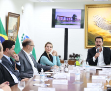 A Universidade Estadual de Londrina (UEL) será a primeira instituição de ensino superior estadual do Paraná a ter um parque tecnológico em seu campus, no Norte do Estado. O projeto arquitetônico do novo espaço, que será um hub de inovação integrado à infraestrutura acadêmica e de pesquisa da universidade, foi apresentado nesta terça-feira (11) ao governador Carlos Massa Ratinho Junior.