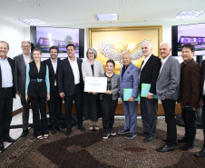 A Universidade Estadual de Londrina (UEL) será a primeira instituição de ensino superior estadual do Paraná a ter um parque tecnológico em seu campus, no Norte do Estado. O projeto arquitetônico do novo espaço, que será um hub de inovação integrado à infraestrutura acadêmica e de pesquisa da universidade, foi apresentado nesta terça-feira (11) ao governador Carlos Massa Ratinho Junior.