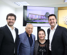 A Universidade Estadual de Londrina (UEL) será a primeira instituição de ensino superior estadual do Paraná a ter um parque tecnológico em seu campus, no Norte do Estado. O projeto arquitetônico do novo espaço, que será um hub de inovação integrado à infraestrutura acadêmica e de pesquisa da universidade, foi apresentado nesta terça-feira (11) ao governador Carlos Massa Ratinho Junior.