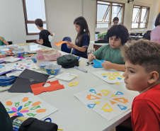SEEC Estudantes do Centro Juvenil de Artes Plásticas homenageiam Curitiba no aniversário de 332 anos da cidade