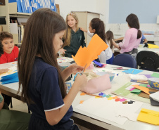SEEC Estudantes do Centro Juvenil de Artes Plásticas homenageiam Curitiba no aniversário de 332 anos da cidade