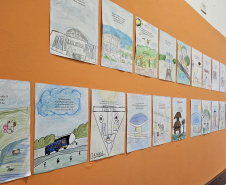 SEEC Estudantes do Centro Juvenil de Artes Plásticas homenageiam Curitiba no aniversário de 332 anos da cidade