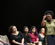 Teatro de Comédia do Paraná se prepara para estreia de “Daqui ninguém sai