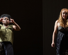 Teatro de Comédia do Paraná se prepara para estreia de “Daqui ninguém sai