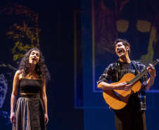 Teatro de Comédia do Paraná se prepara para estreia de “Daqui ninguém sai