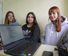 Programa Talento Tech quebra paradigmas com maioria de estudantes composta de meninas 