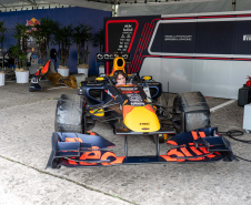 Motores roncando: pilotos testam carros para o Red Bull Showrun