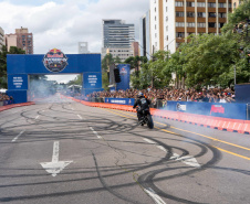 Adrenalina e velocidade: fãs apaixonados vibram com apresentação de carros na Red Bull Showrun