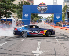 Adrenalina e velocidade: fãs apaixonados vibram com apresentação de carros na Red Bull Showrun