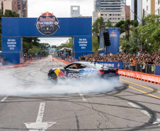 Adrenalina e velocidade: fãs apaixonados vibram com apresentação de carros na Red Bull Showrun