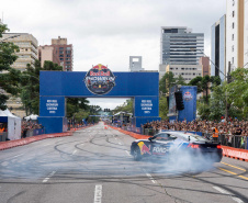 Adrenalina e velocidade: fãs apaixonados vibram com apresentação de carros na Red Bull Showrun