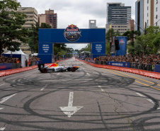 Adrenalina e velocidade: fãs apaixonados vibram com apresentação de carros na Red Bull Showrun