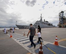 Navio de Guerra da Marinha recebe visitantes no Porto de Paranaguá