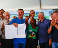 Governador entrega título de domínio da Chácara São Pedro ao município de Pontal do Paraná