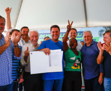 Governador entrega título de domínio da Chácara São Pedro ao município de Pontal do Paraná