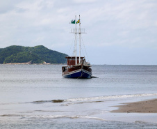 o governador Carlos Massa Ratinho Junior sancionou a lei que estabelece o novo marco regulatório da Ilha do Mel, um dos principais destinos turísticos do Paraná. 