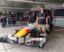 Motores roncando: pilotos testam carros para o Red Bull Showrun