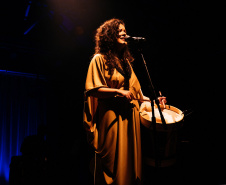 A cantora Thayana Barbosa encerra a temporada do projeto Toda Pele no palco do Teatro José Maria Santos 