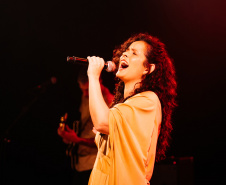 A cantora Thayana Barbosa encerra a temporada do projeto Toda Pele no palco do Teatro José Maria Santos 