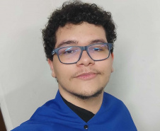 Maringaense João Pedro Crevelaro de Oliveira vai ingressar na UEM, onde obteve três aprovações; jovem, que estudou em escola pública desde o Ensino Fundamental, integrou Sala de Altas Habilidades e participou do programa Ganhando o Mundo 