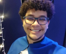 Maringaense João Pedro Crevelaro de Oliveira vai ingressar na UEM, onde obteve três aprovações; jovem, que estudou em escola pública desde o Ensino Fundamental, integrou Sala de Altas Habilidades e participou do programa Ganhando o Mundo 