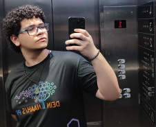 Maringaense João Pedro Crevelaro de Oliveira vai ingressar na UEM, onde obteve três aprovações; jovem, que estudou em escola pública desde o Ensino Fundamental, integrou Sala de Altas Habilidades e participou do programa Ganhando o Mundo 