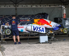 Motores roncando: pilotos testam carros para o Red Bull Showrun