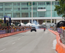 Adrenalina e velocidade: fãs apaixonados vibram com apresentação de carros na Red Bull Showrun