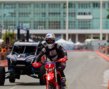Adrenalina e velocidade: fãs apaixonados vibram com apresentação de carros na Red Bull Showrun