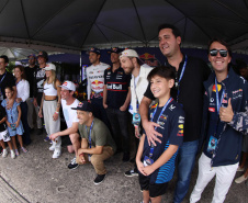 Adrenalina e velocidade: fãs apaixonados vibram com apresentação de carros na Red Bull Showrun