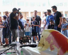 Adrenalina e velocidade: fãs apaixonados vibram com apresentação de carros na Red Bull Showrun