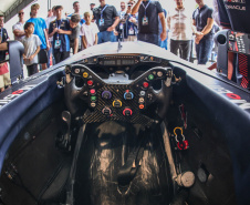 Adrenalina e velocidade: fãs apaixonados vibram com apresentação de carros na Red Bull Showrun
