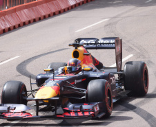 Adrenalina e velocidade: fãs apaixonados vibram com apresentação de carros na Red Bull Showrun