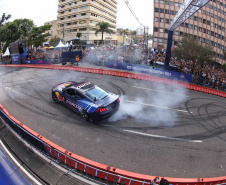 Adrenalina e velocidade: fãs apaixonados vibram com apresentação de carros na Red Bull Showrun