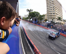 Adrenalina e velocidade: fãs apaixonados vibram com apresentação de carros na Red Bull Showrun