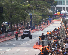Adrenalina e velocidade: fãs apaixonados vibram com apresentação de carros na Red Bull Showrun