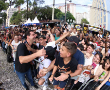 Adrenalina e velocidade: fãs apaixonados vibram com apresentação de carros na Red Bull Showrun